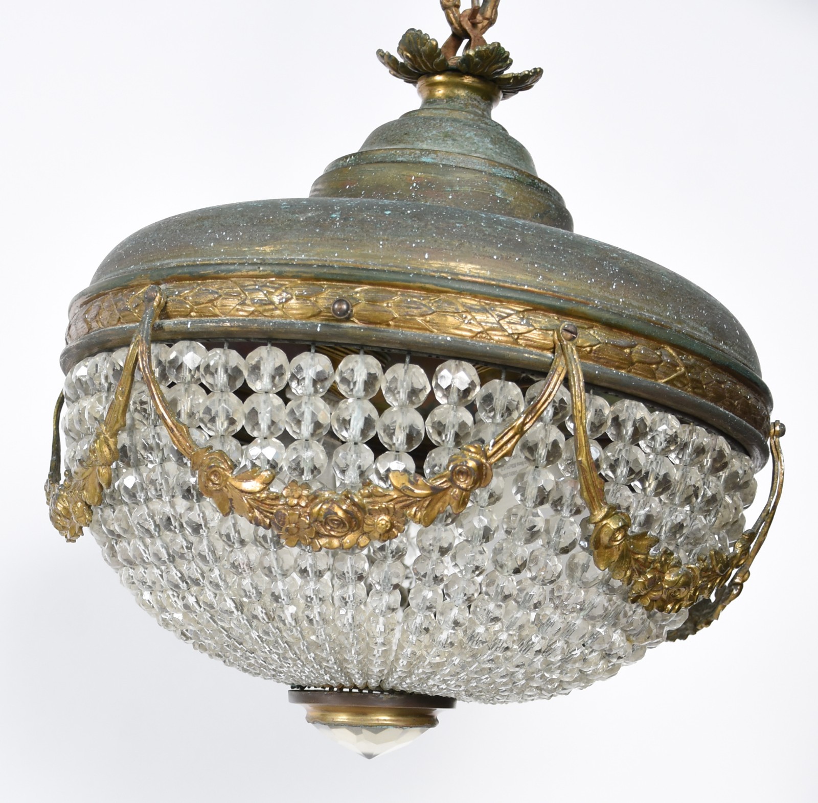 Lustre de metal com contas de cristal lapidado e guirlandas douradas... - foto 3 de 3
