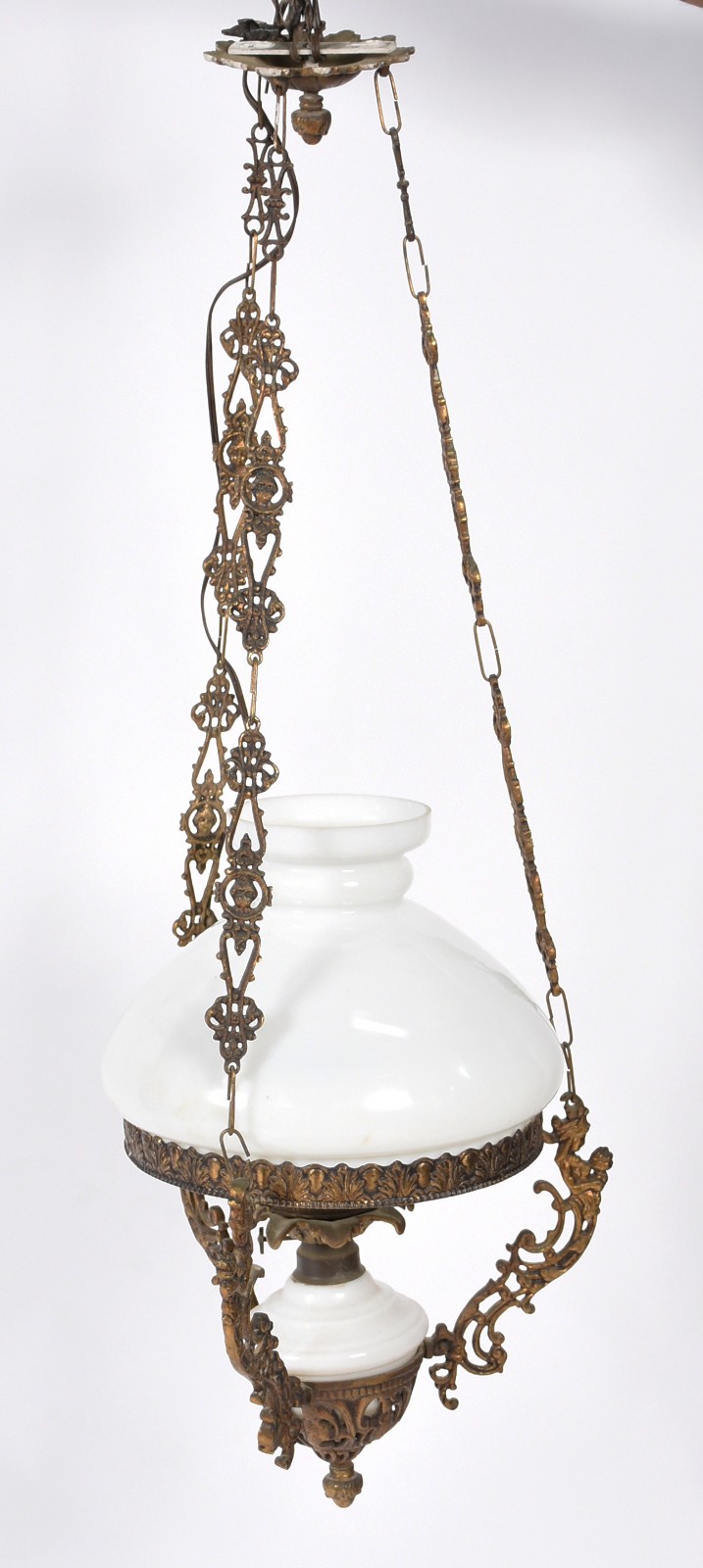 Lustre com guarnição e correntes de metal dourado e cúpula branca... - foto 1 de 3