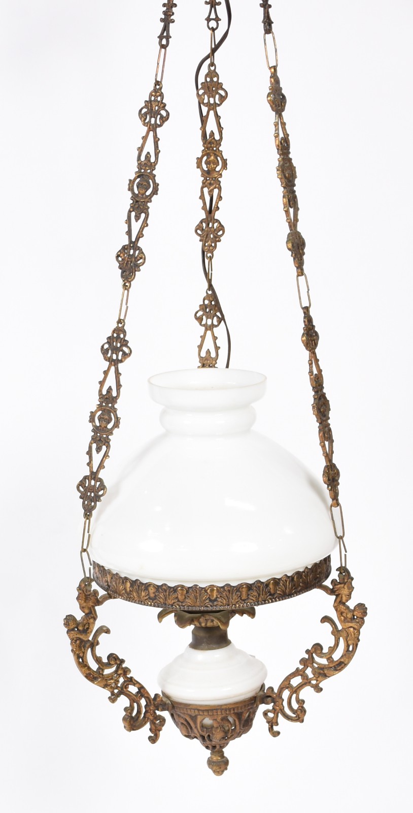 Lustre com guarnição e correntes de metal dourado e cúpula branca... - foto 2 de 3