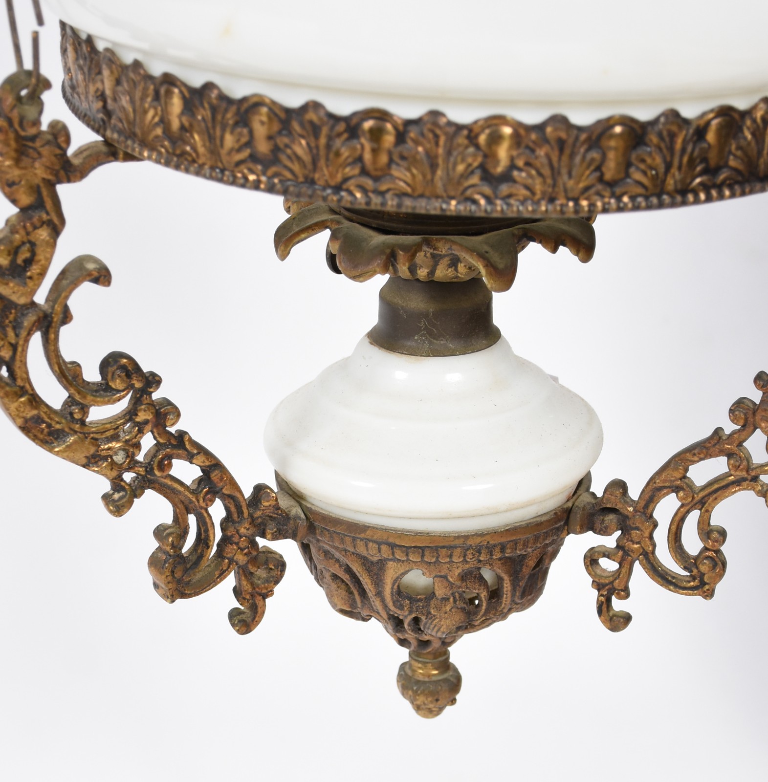 Lustre com guarnição e correntes de metal dourado e cúpula branca... - foto 3 de 3