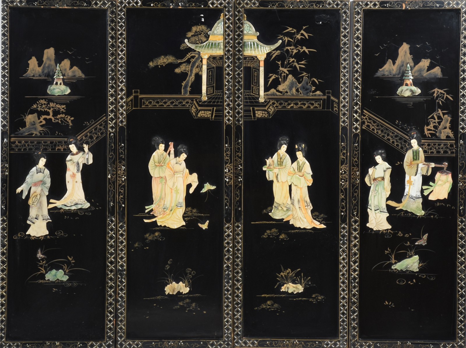 Quatro placas orientais de lacca negra com figuras de gueixas e... - foto 1 de 6