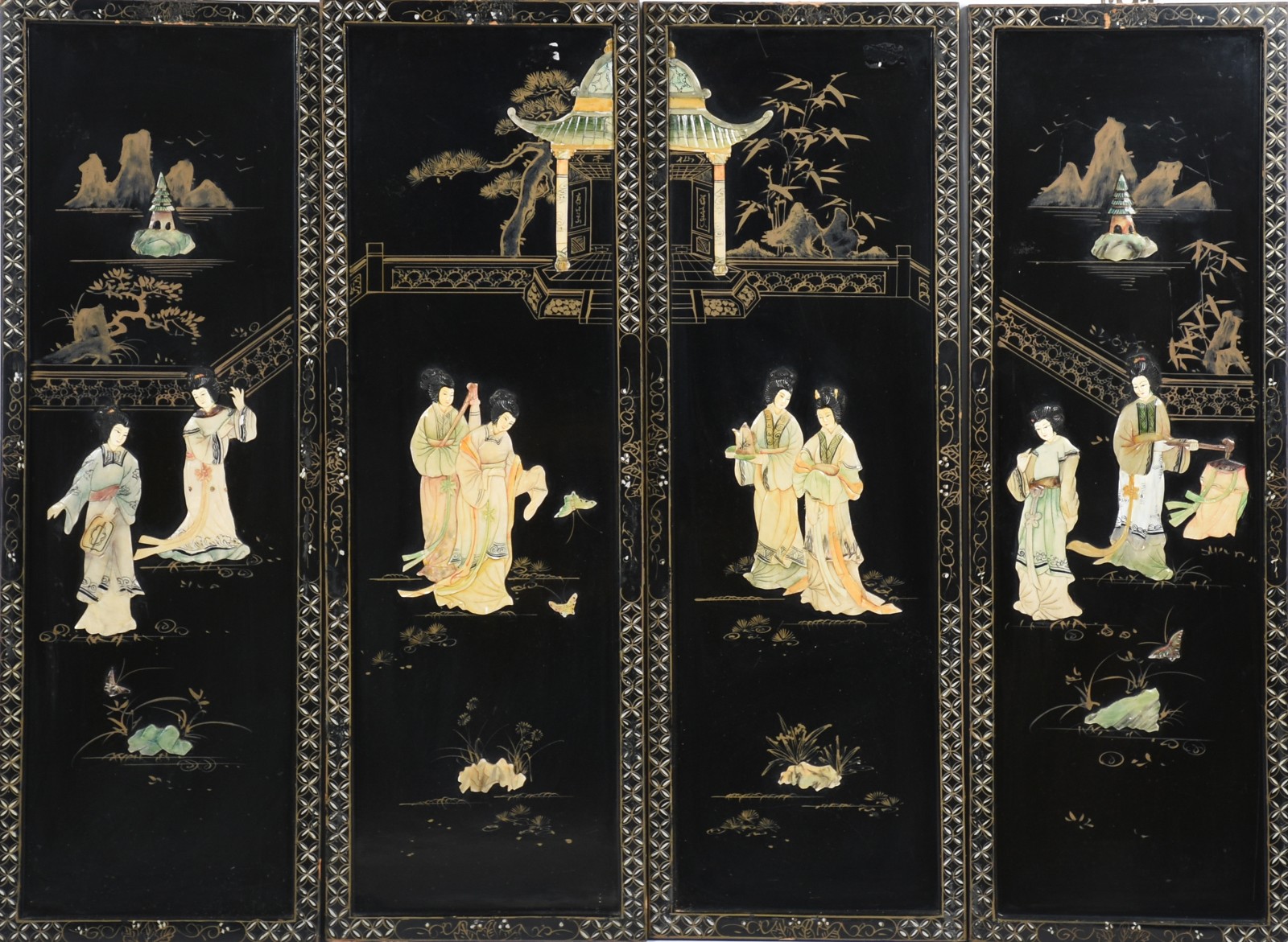 Quatro placas orientais de lacca negra com figuras de gueixas e... - foto 2 de 6