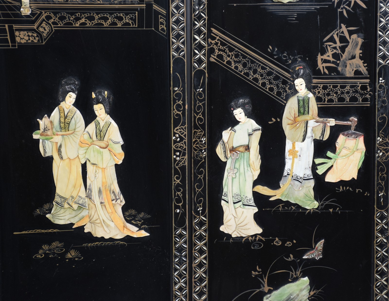 Quatro placas orientais de lacca negra com figuras de gueixas e... - foto 4 de 6