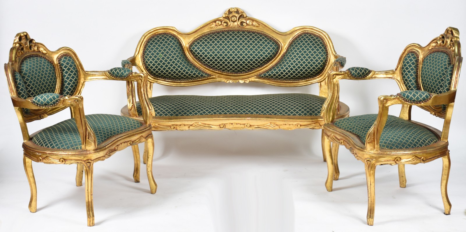 Conjunto de sofá para dois lugares e par de poltronas de madeira... - foto 1 de 6