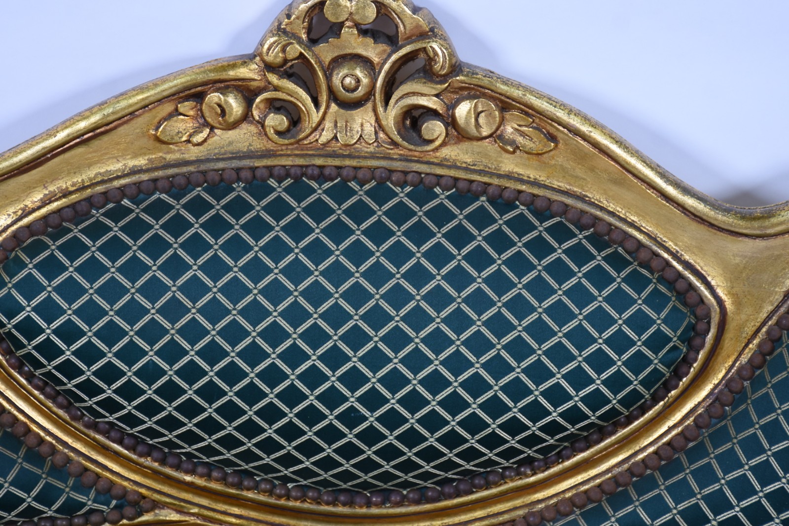 Conjunto de sofá para dois lugares e par de poltronas de madeira... - foto 6 de 6
