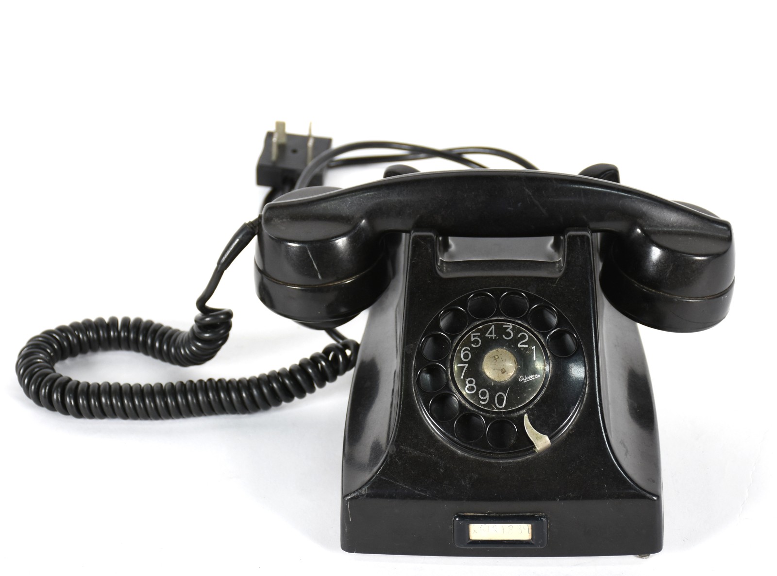 Antigo aparelho telefônico de galalite preto, anos 60. - foto 1 de 6