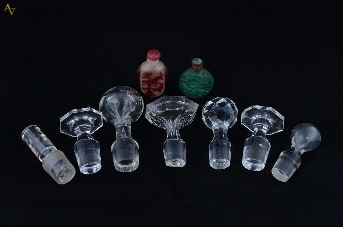 Lote com 2 perfumeiros e 7 tampas de cristal diversas para garrafas.