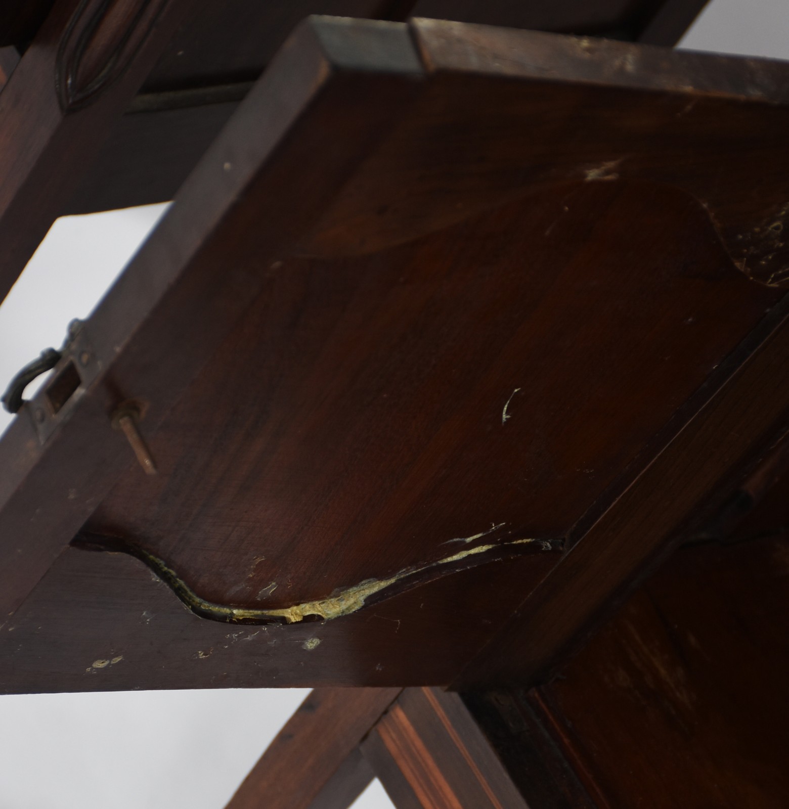 Par de criados-mudos de madeira nobre, tampos de mármore, uma porta e... - foto 8 de 8