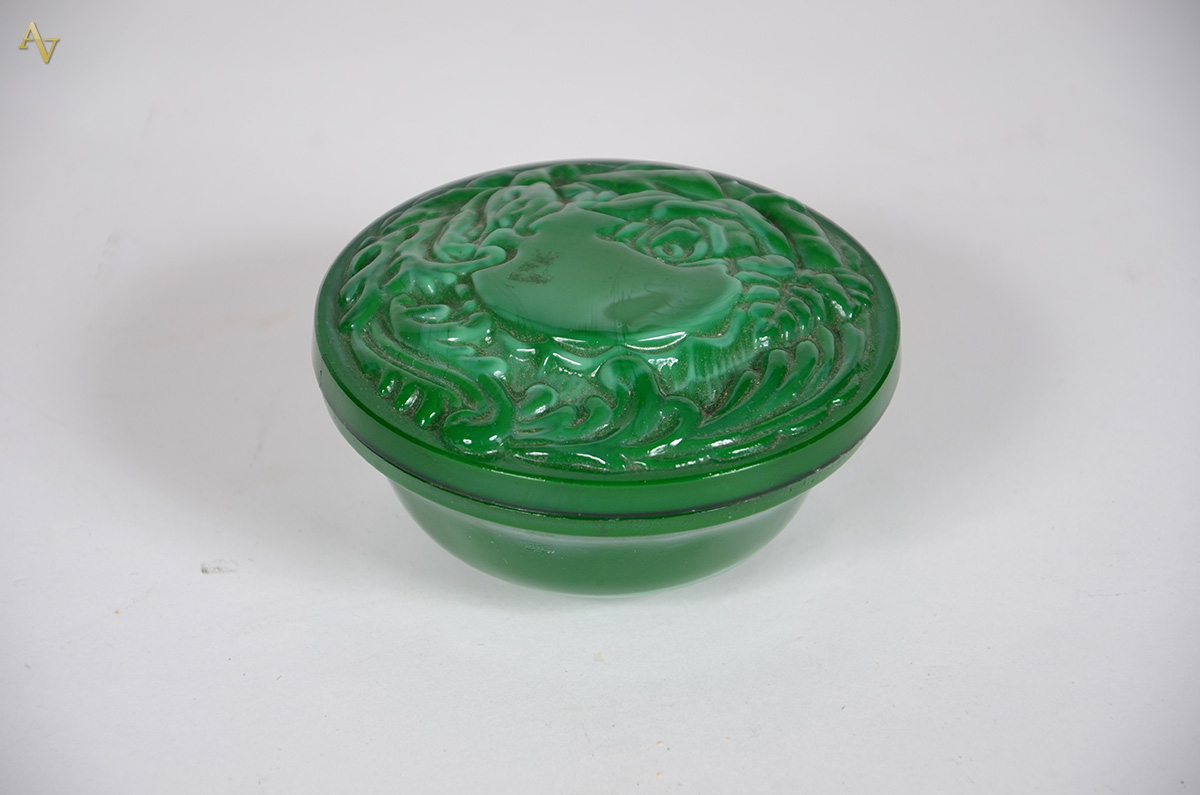 Pequena caixa de cristal tcheco verde, pequeno bicado, diâmetro 10 cm. - foto 1 de 2