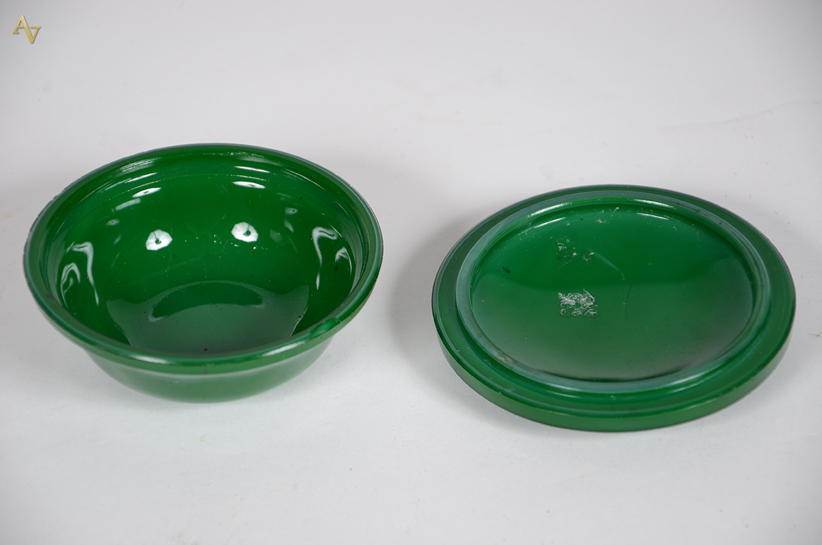 Pequena caixa de cristal tcheco verde, pequeno bicado, diâmetro 10 cm. - foto 2 de 2