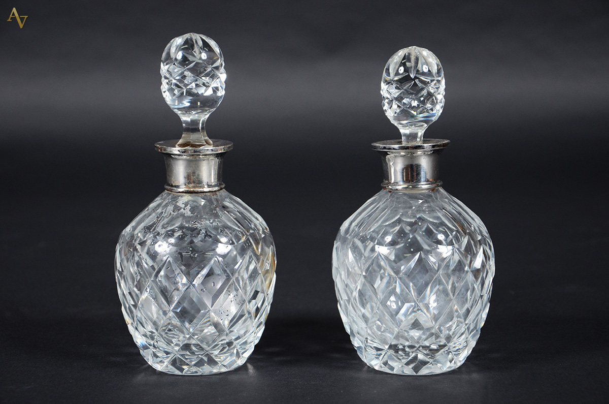 Par de frascos de cristal europeu lapidado com gargalos de prata...