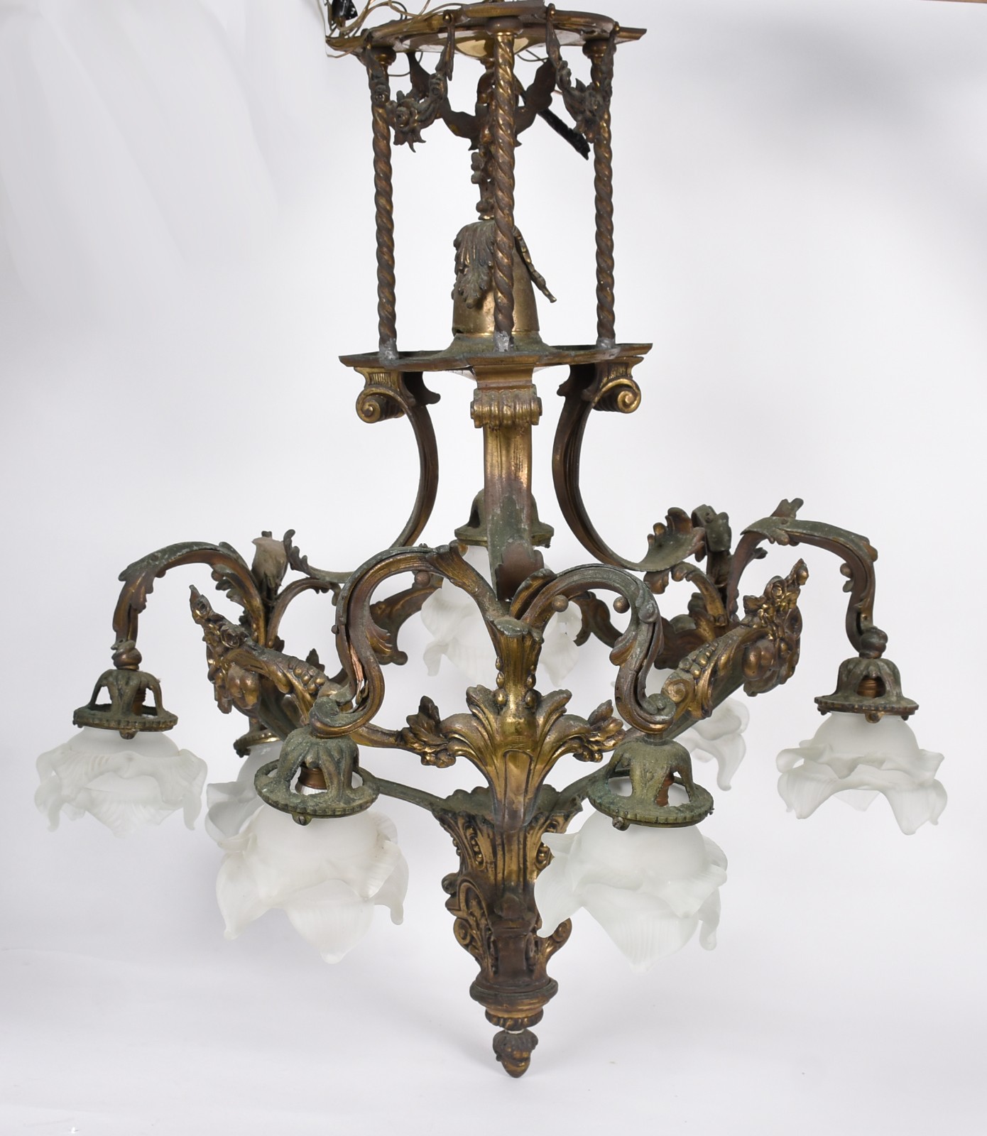 Lustre de bronze para sete luzes, mangas de vidro acetinado na forma... - foto 1 de 5