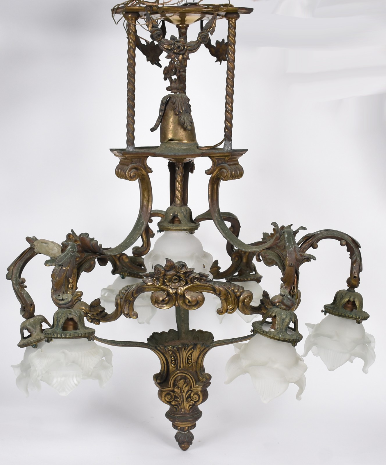 Lustre de bronze para sete luzes, mangas de vidro acetinado na forma... - foto 2 de 5