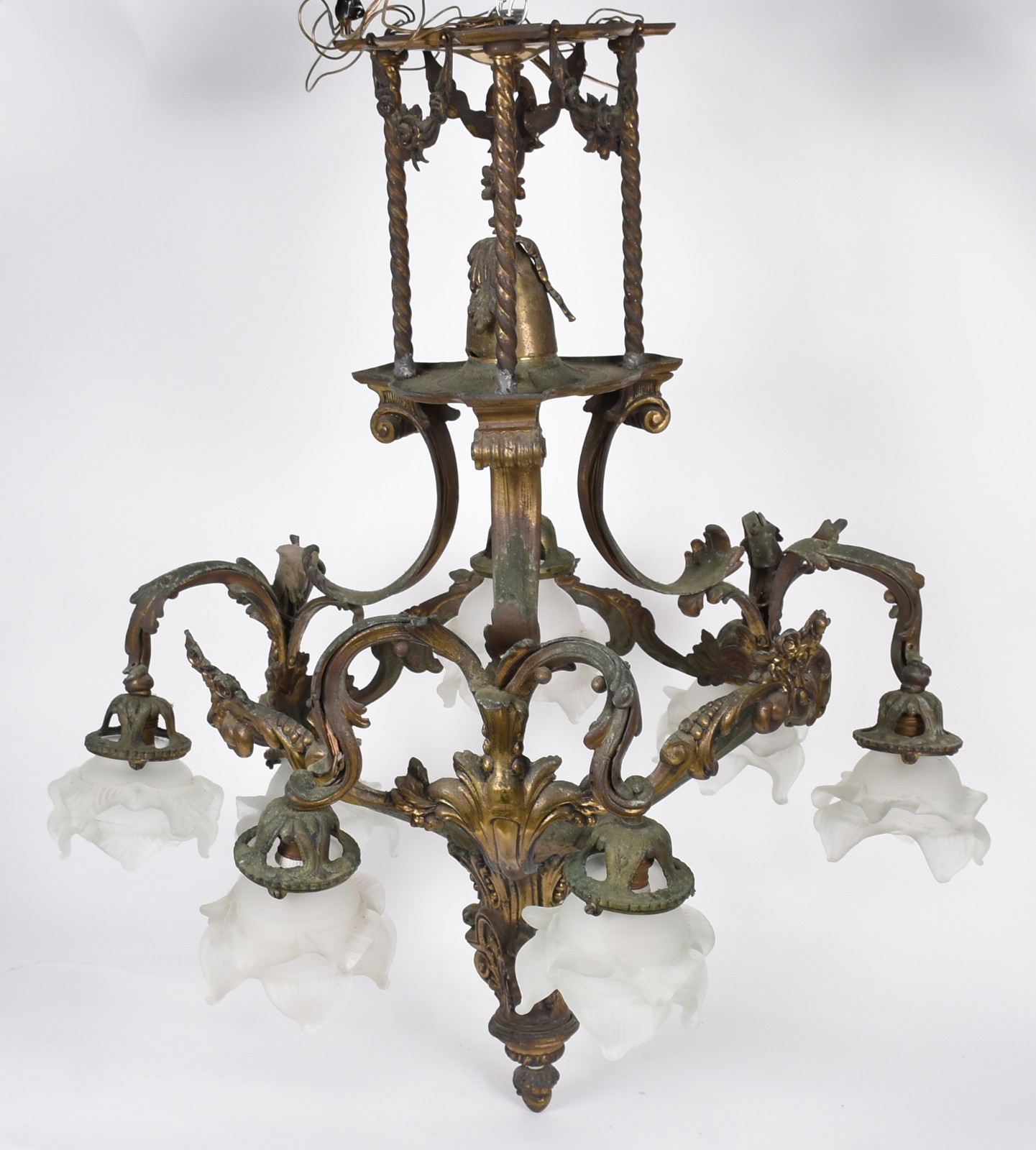 Lustre de bronze para sete luzes, mangas de vidro acetinado na forma... - foto 3 de 5