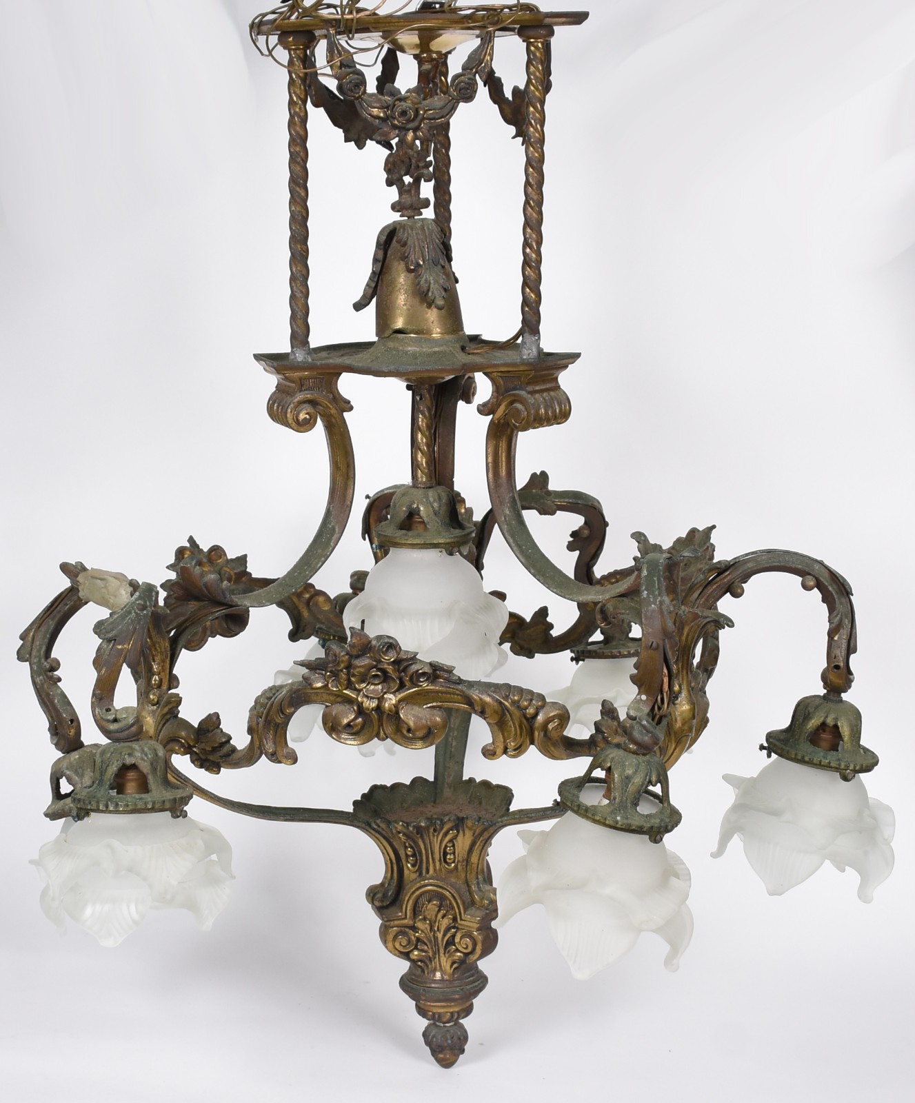 Lustre de bronze para sete luzes, mangas de vidro acetinado na forma... - foto 4 de 5