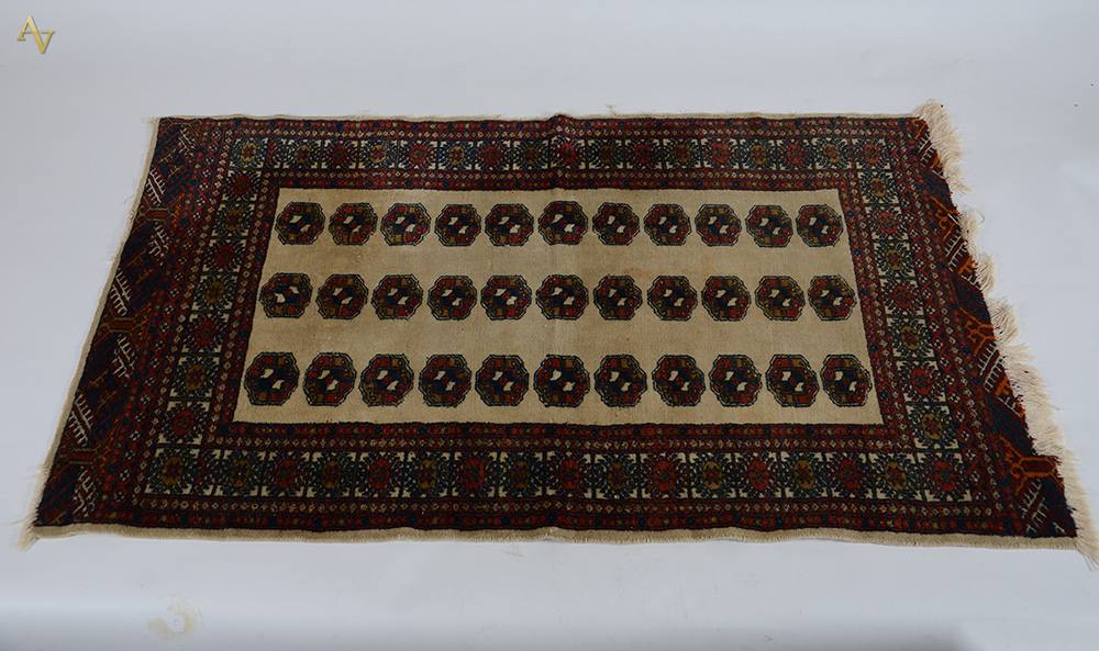 Tapete pakistan med. 1,50 x 0,92 m. (no estado)