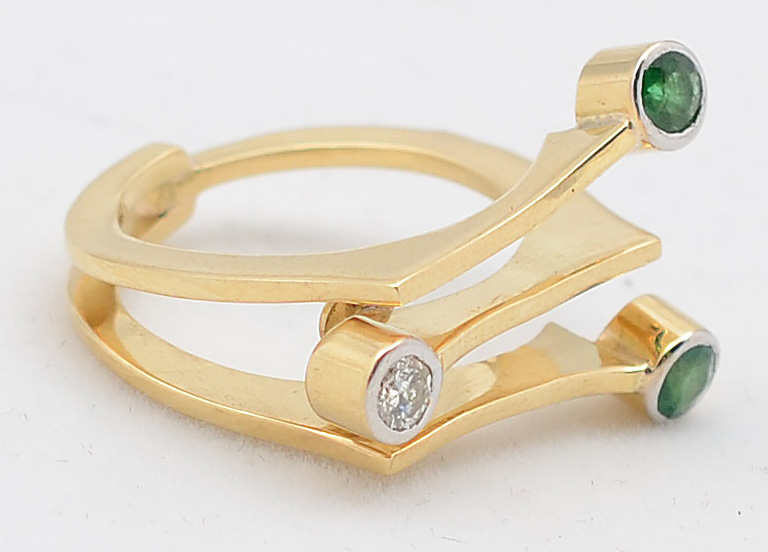 Anel em ouro amarelo 18 k 750 com duas esmeraldas e brilhante. Peso... - foto 1 de 3