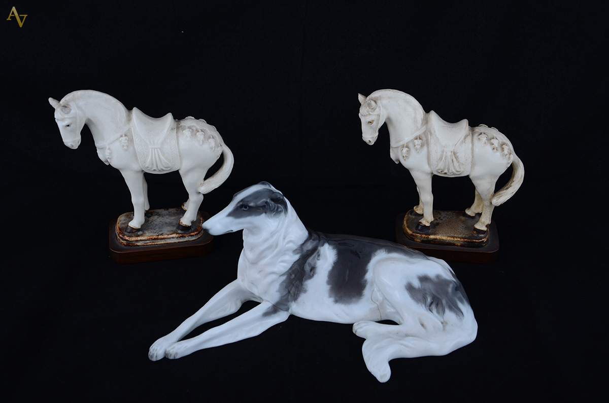 Par de cavalos de porcelana, altura total 16 cm (pequenos defeitos)...