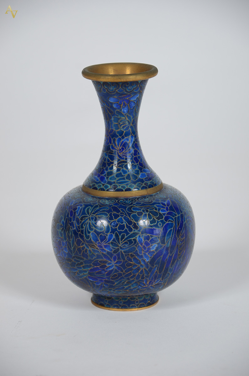 Vaso de cloisone, altura 18 cm.