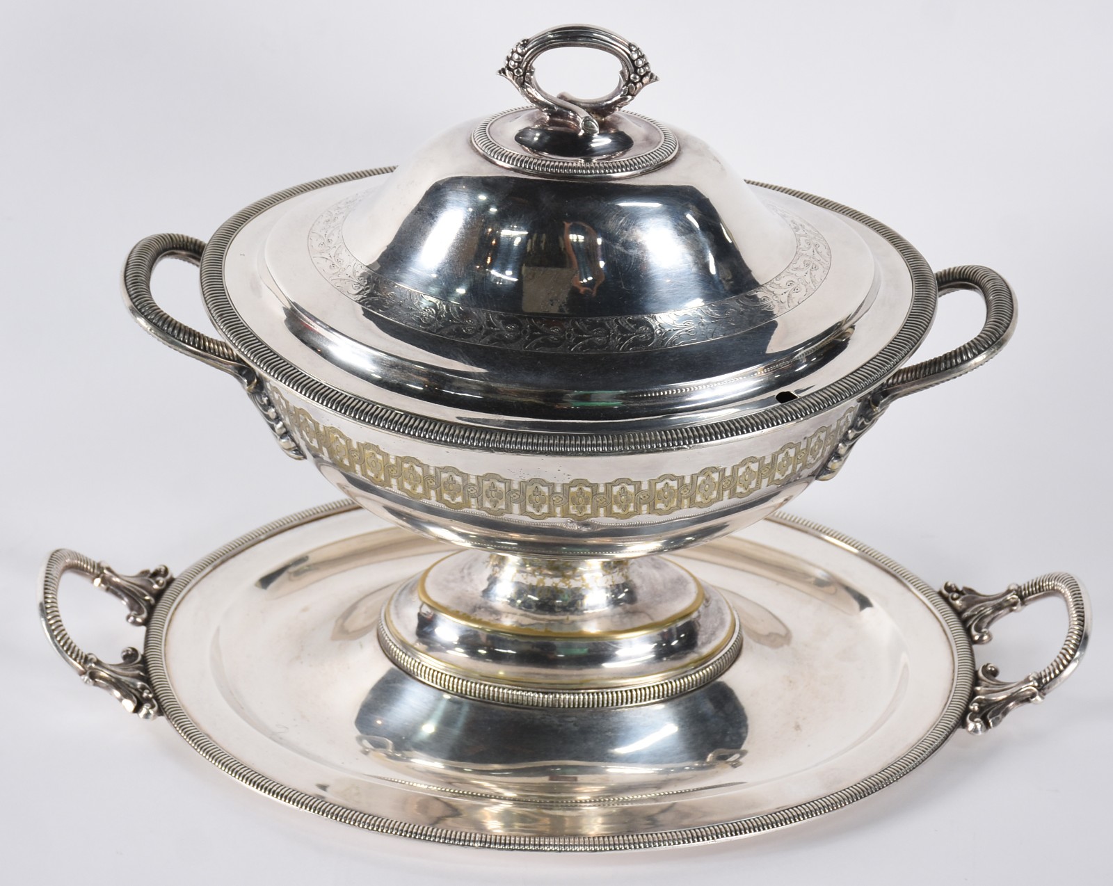 Elegante sopeira de metal prateado com presentoir, decorada com grega... - foto 4 de 7