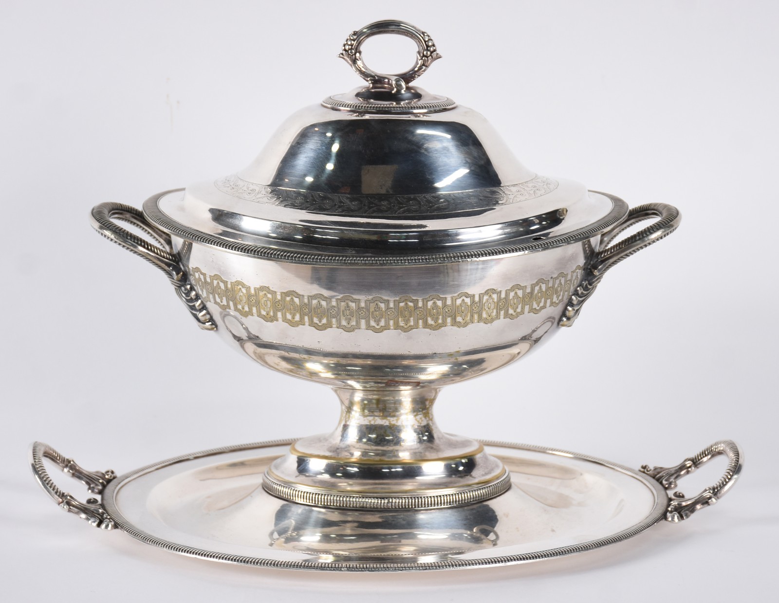 Elegante sopeira de metal prateado com presentoir, decorada com grega... - foto 2 de 7