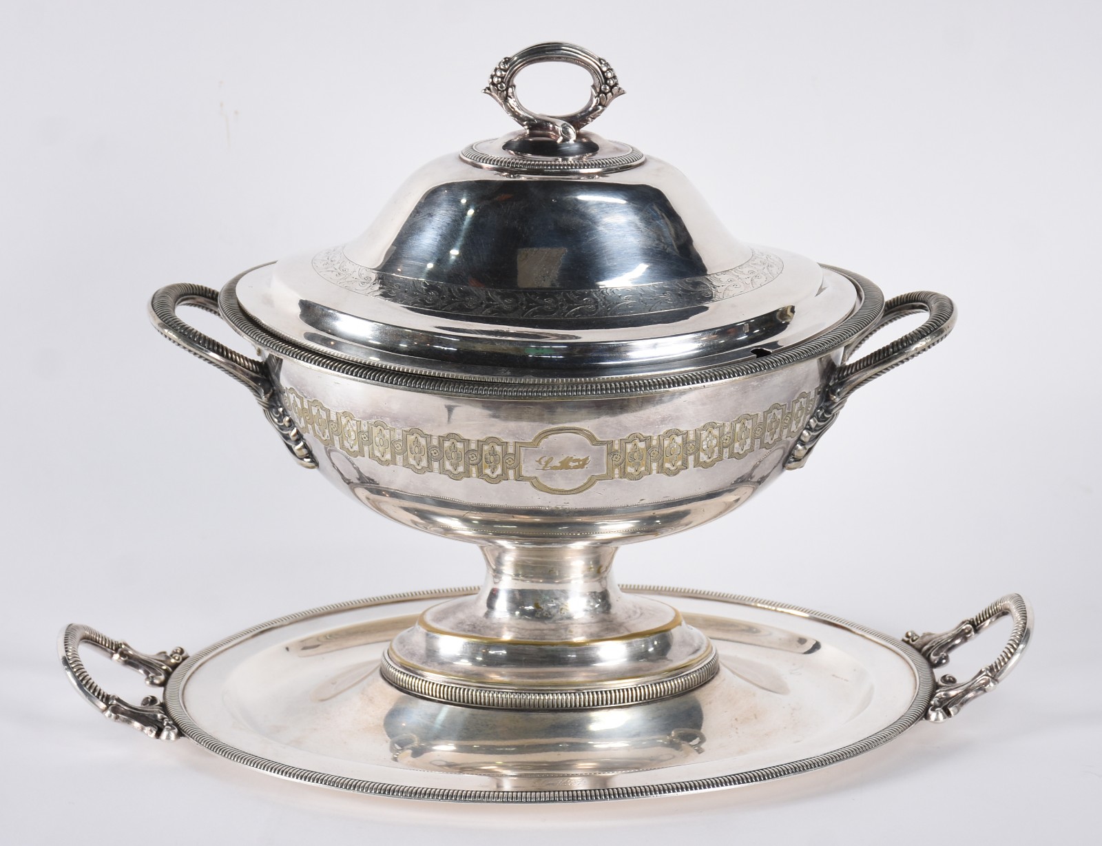 Elegante sopeira de metal prateado com presentoir, decorada com grega... - foto 1 de 7