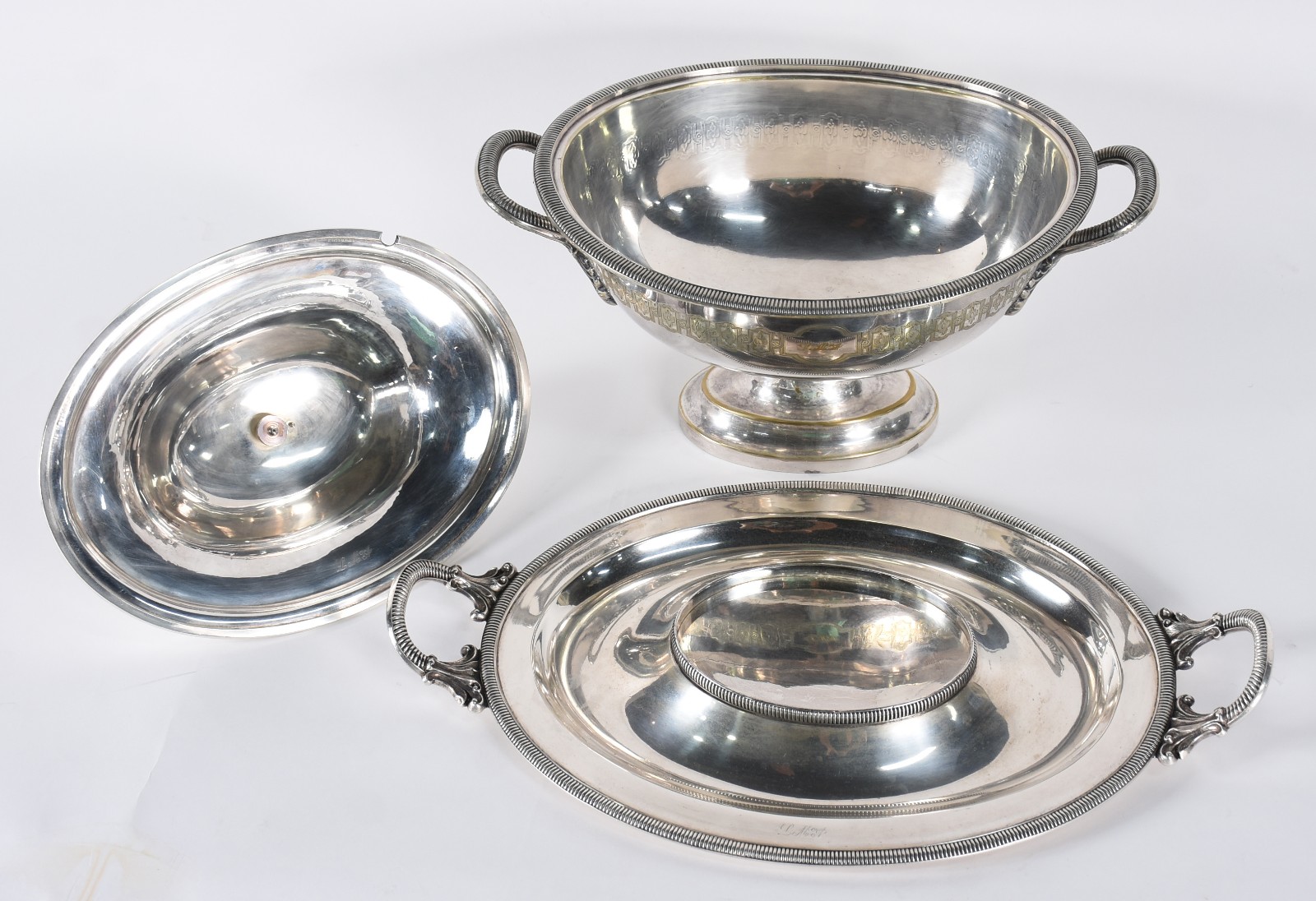 Elegante sopeira de metal prateado com presentoir, decorada com grega... - foto 3 de 7
