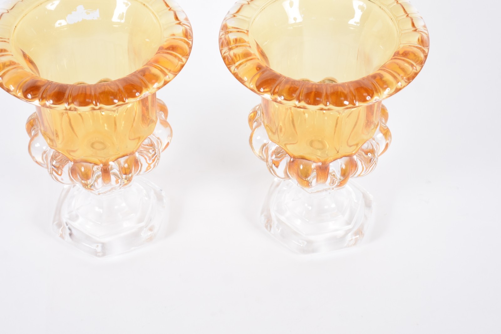 Par de vasos de vidro decorativo na cor laranja. - foto 6 de 9