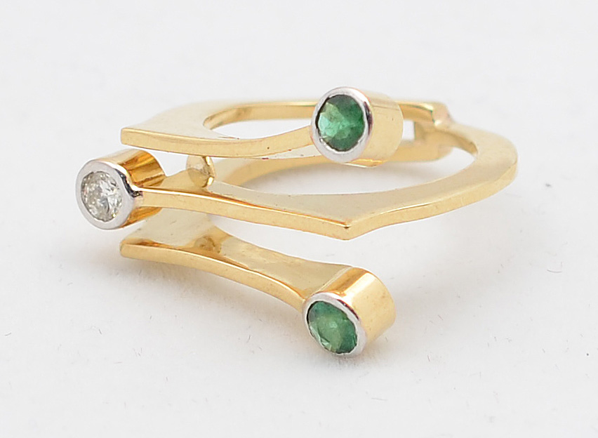 Anel em ouro amarelo 18 k 750 com duas esmeraldas e brilhante. Peso... - foto 2 de 3