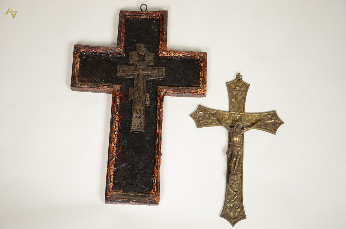 Dois crucifixos diversos, alturas 46 e 35 cm.