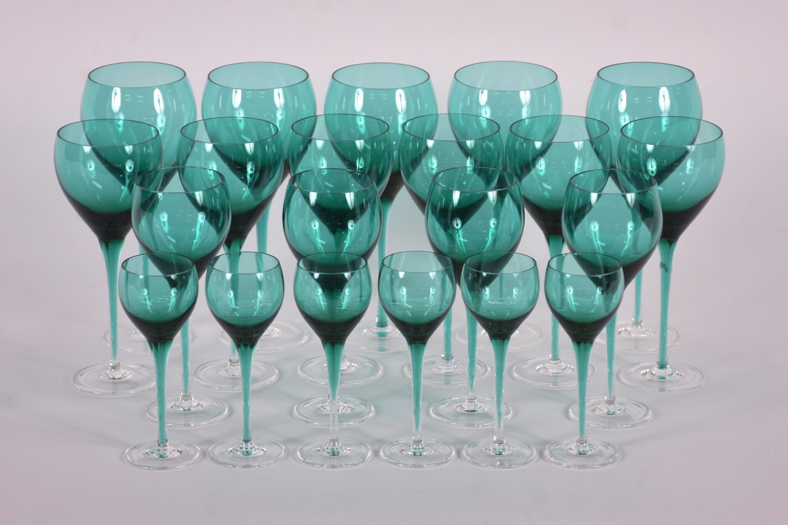 Serviço em demi cristal na cor verde, composto de: 5 para vinho... - foto 1 de 5