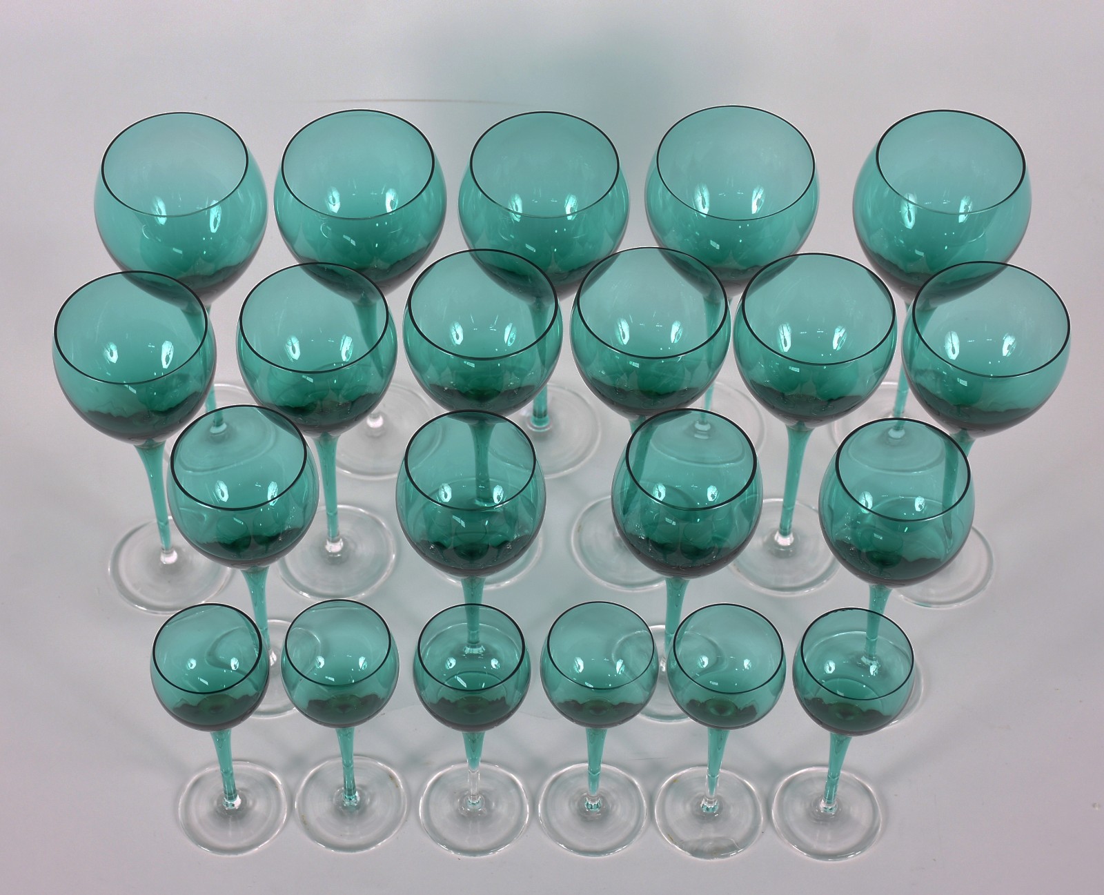 Serviço em demi cristal na cor verde, composto de: 5 para vinho... - foto 2 de 5