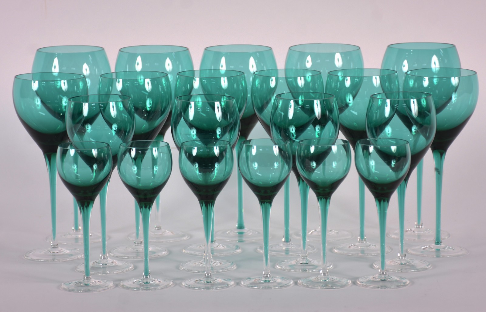 Serviço em demi cristal na cor verde, composto de: 5 para vinho... - foto 3 de 5