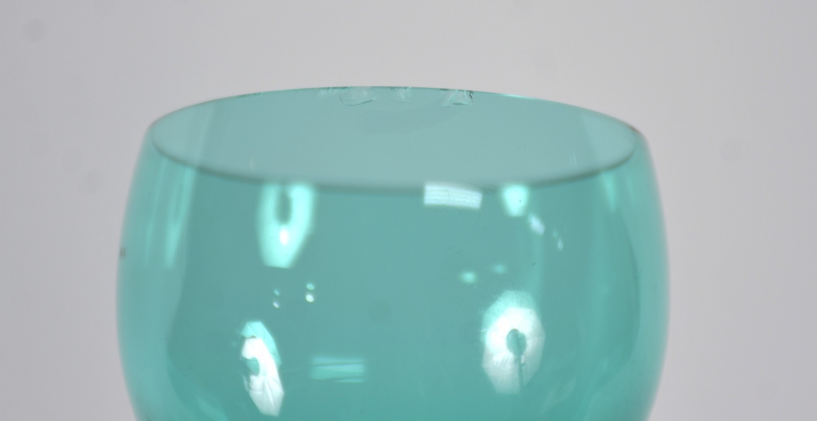 Serviço em demi cristal na cor verde, composto de: 5 para vinho... - foto 5 de 5