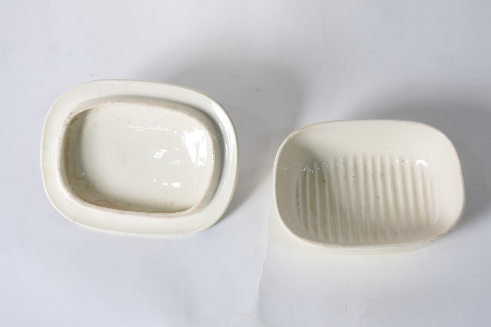 Conjunto de gomil com bacia e saboneteira de faiança policromada... - foto 6 de 7