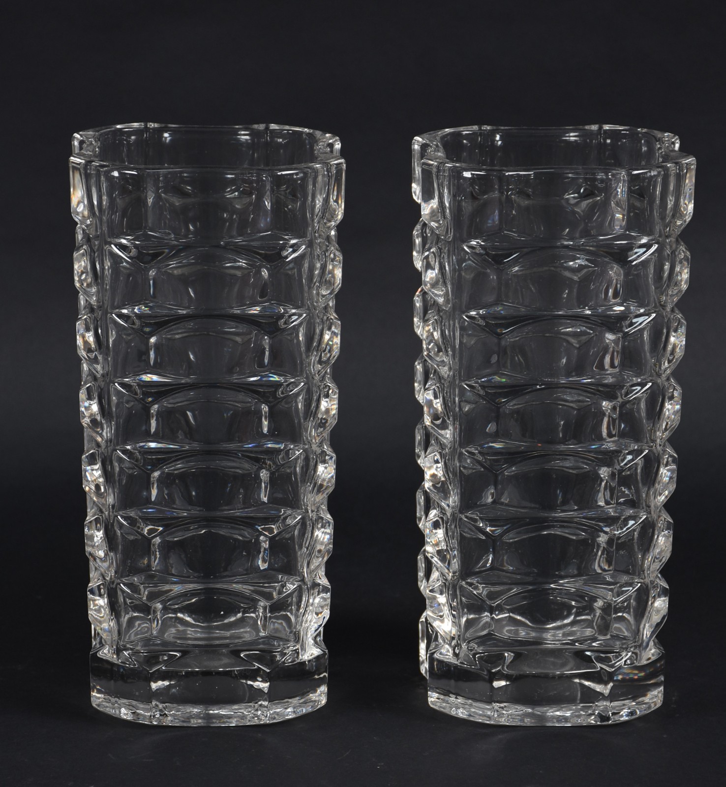 Par de vasos em demi cristal lapidado, feitio quadrangular com quinas... - foto 1 de 3