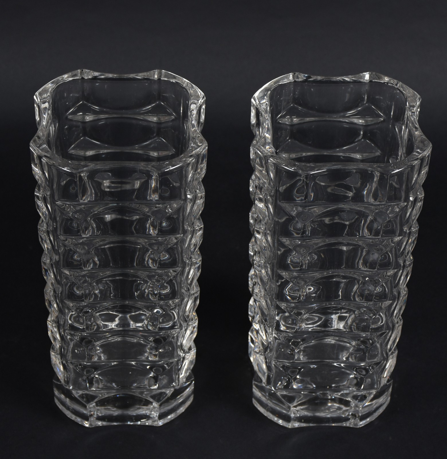 Par de vasos em demi cristal lapidado, feitio quadrangular com quinas... - foto 2 de 3