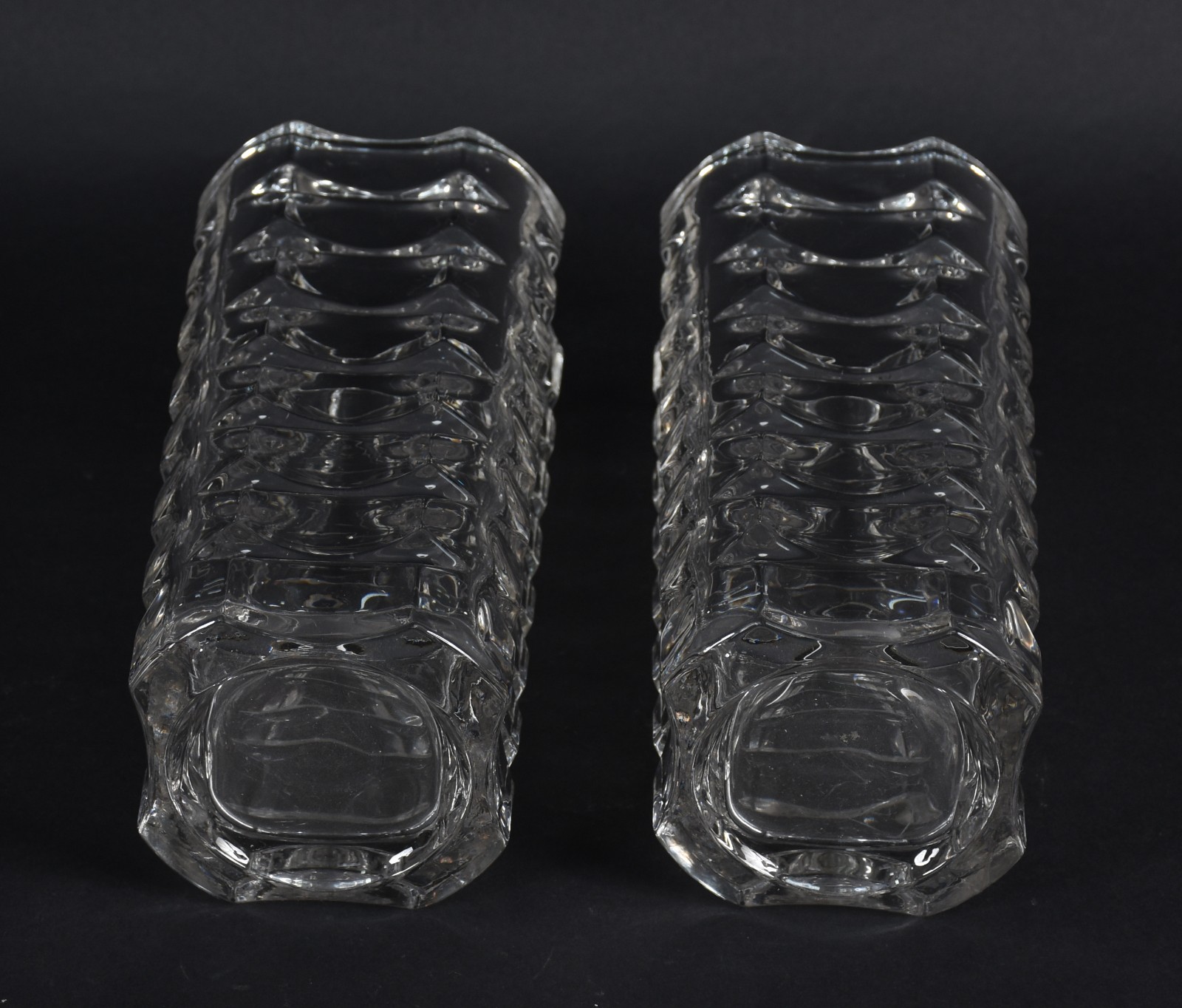 Par de vasos em demi cristal lapidado, feitio quadrangular com quinas... - foto 3 de 3