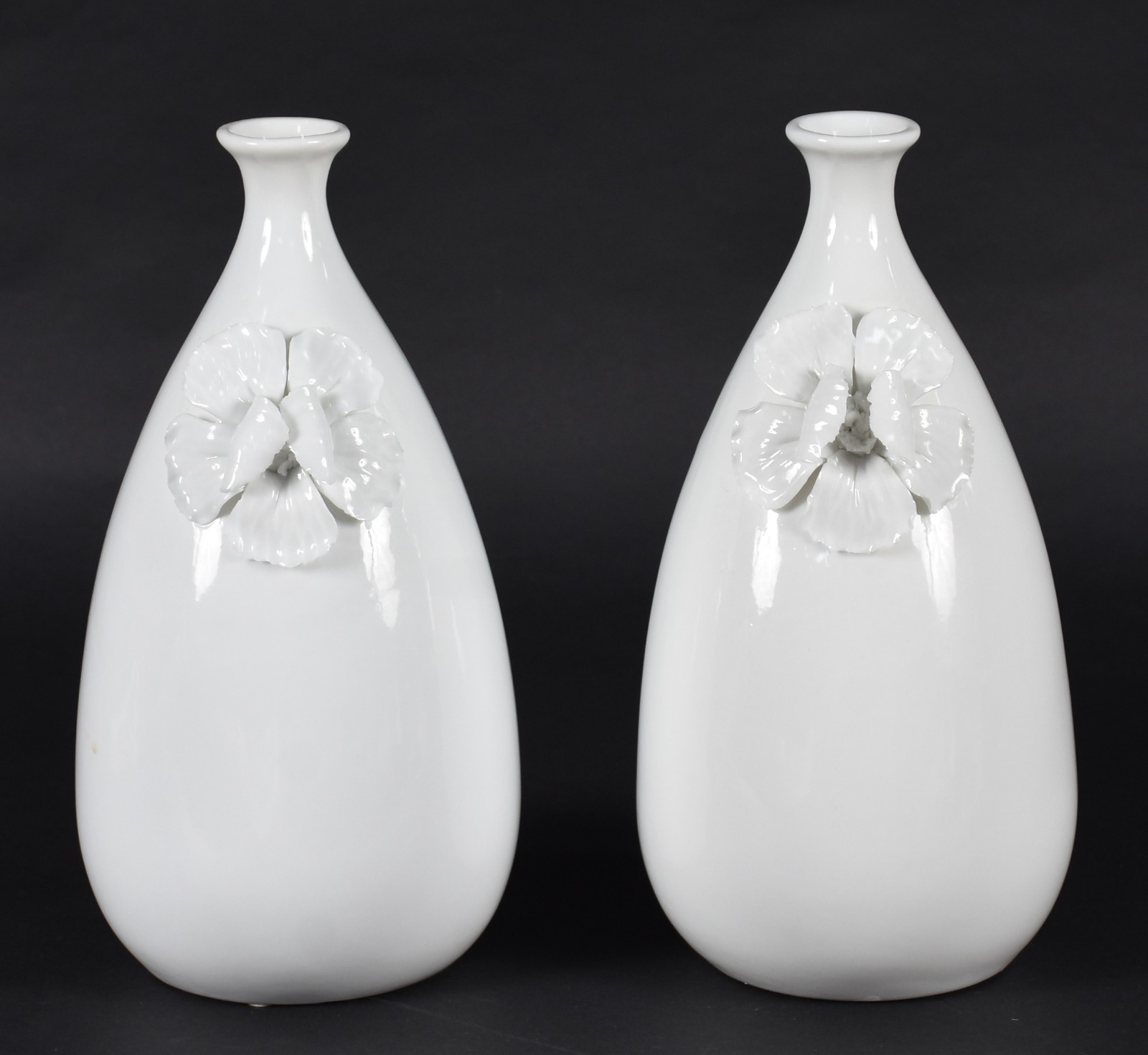 Par de vasos de cerâmica branca, com detalhe de flor em relevo. - foto 1 de 5