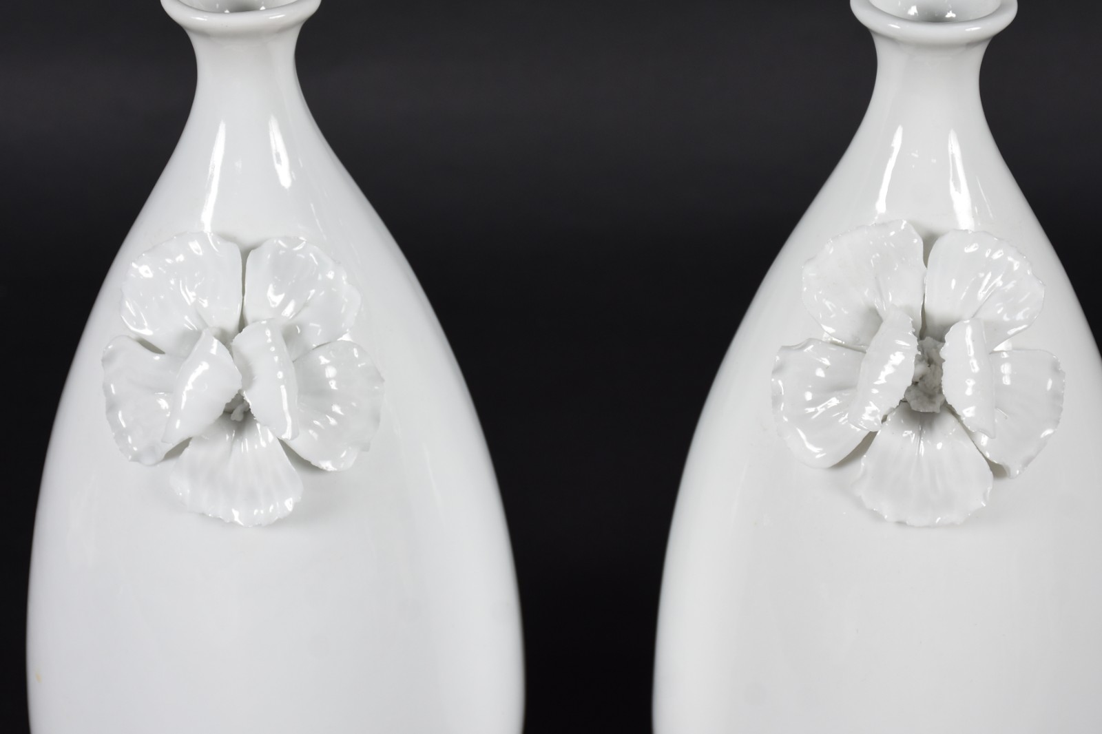 Par de vasos de cerâmica branca, com detalhe de flor em relevo. - foto 2 de 5