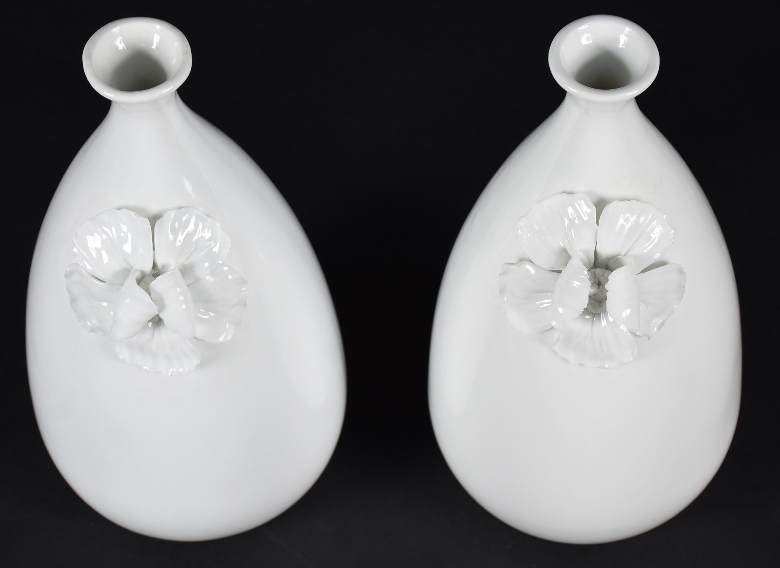 Par de vasos de cerâmica branca, com detalhe de flor em relevo. - foto 3 de 5