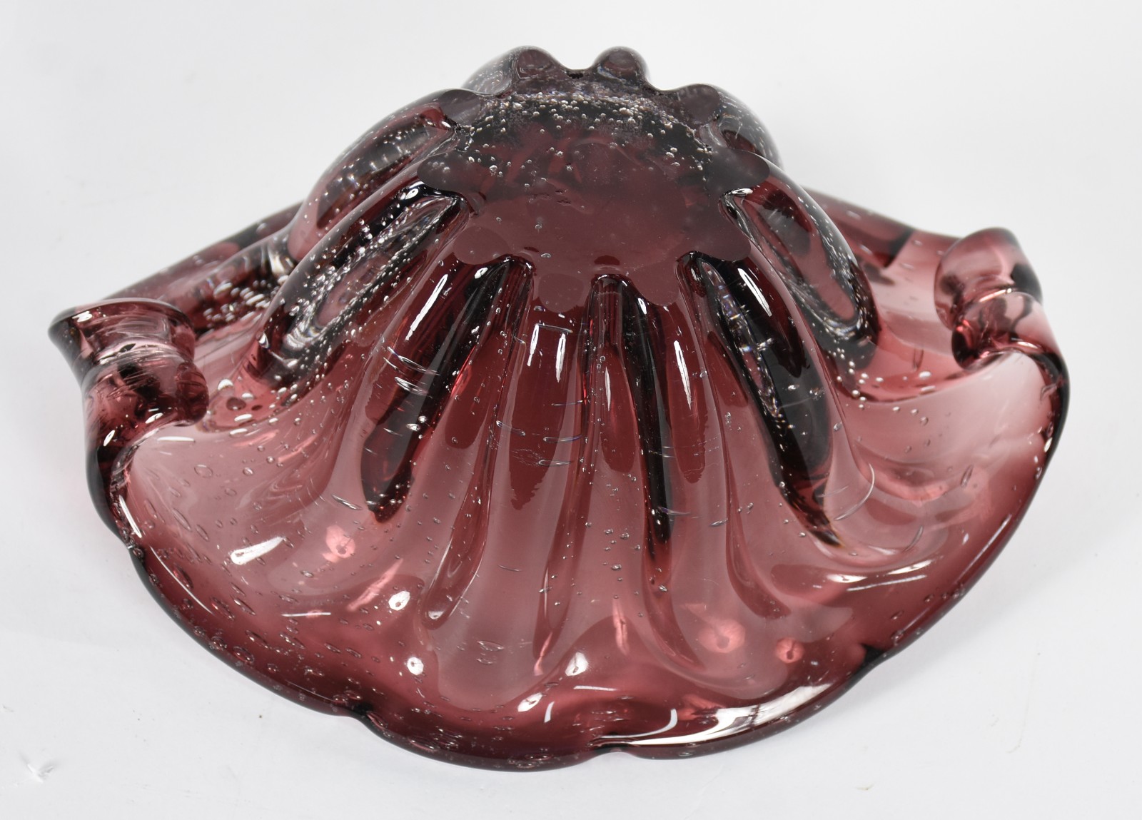 Bowl de vidro decorativo na cor violeta com pó de ouro. - foto 4 de 4