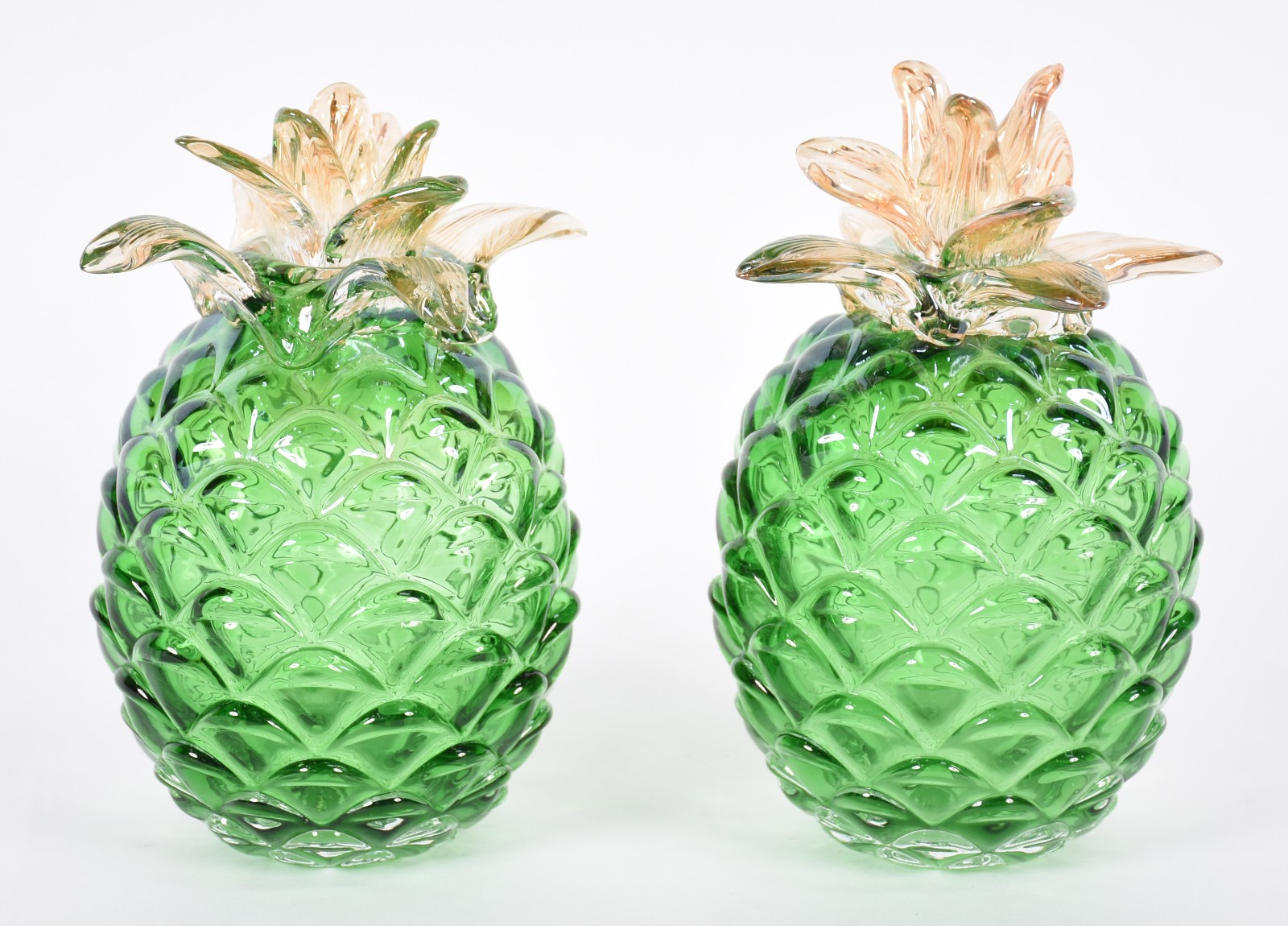 Par de abacaxis de vidro decorativo na cor verde. - foto 1 de 3