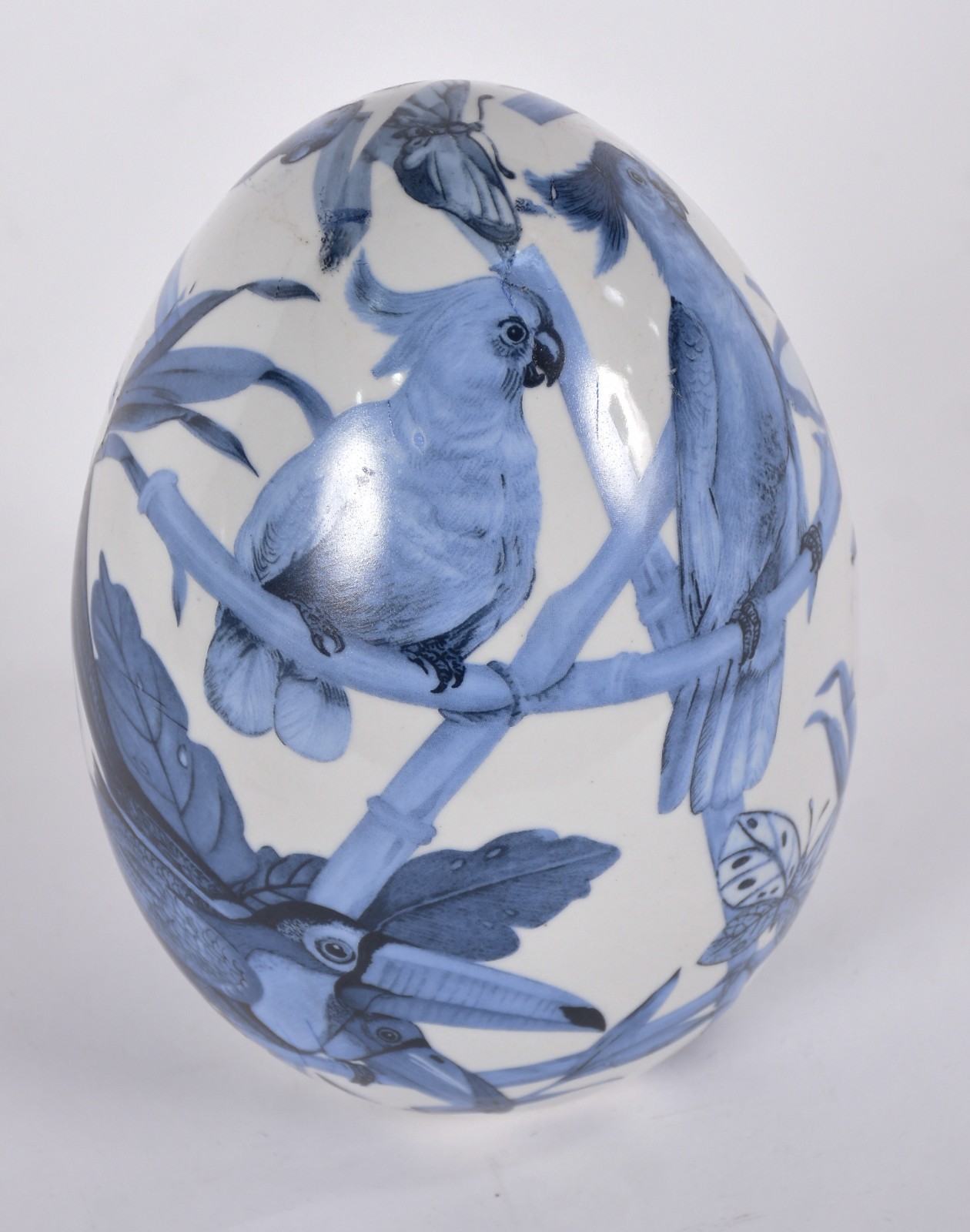 Ovo de porcelana decorado com pássaros na cor azul. - foto 1 de 3