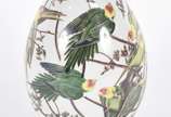 Ovo de porcelana decorado com aves em policromia. - Ovo de porcelana decorado com aves em policromia.