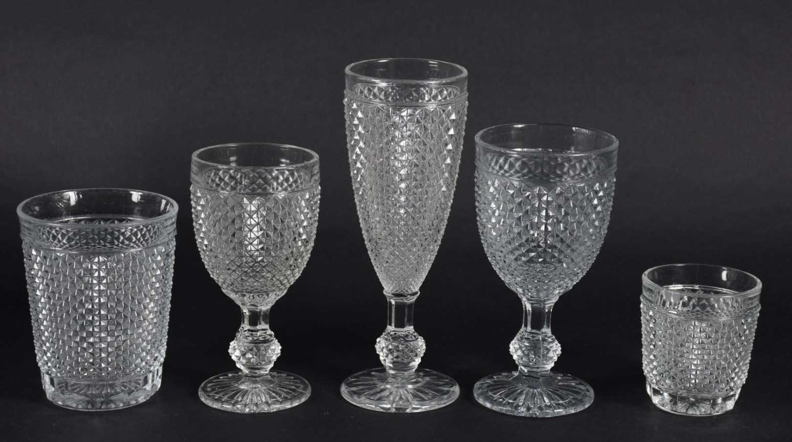 Serviço de copos lapidação "bico de jaca" composto de:  2 flutes, 6 para licor, 4 para água, 7 para , foto 1 de 4
