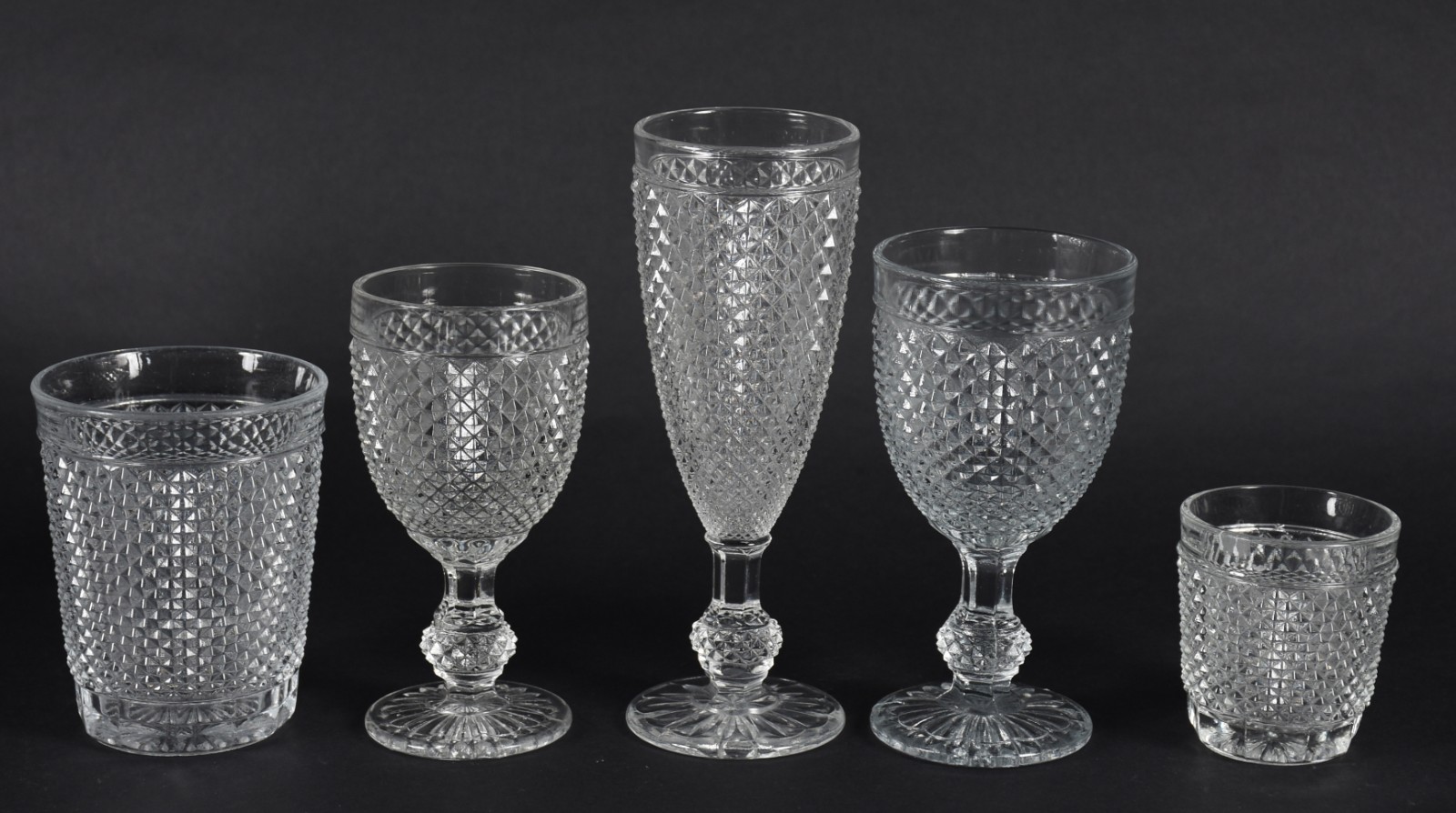 Serviço de copos lapidação "bico de jaca" composto de: 2 flutes, 6... - foto 1 de 4