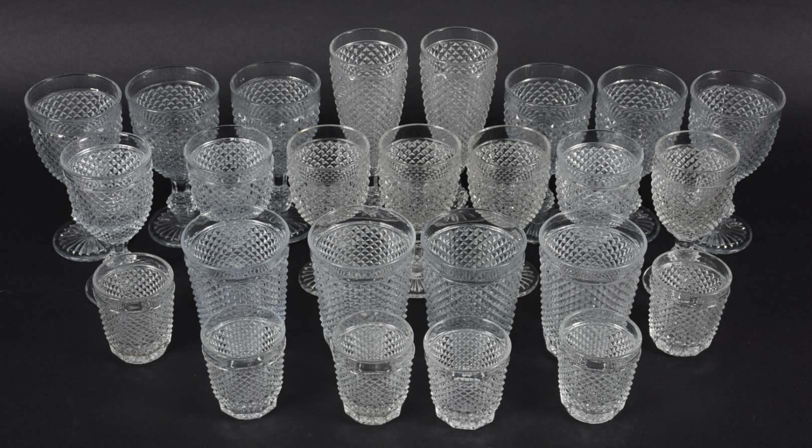Serviço de copos lapidação "bico de jaca" composto de:  2 flutes, 6 para licor, 4 para água, 7 para , foto 2 de 4