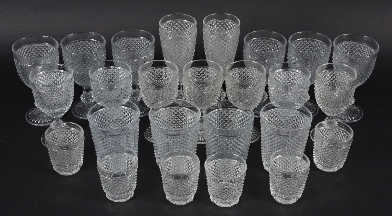 Serviço de copos lapidação "bico de jaca" composto de: 2 flutes, 6... - foto 2 de 4