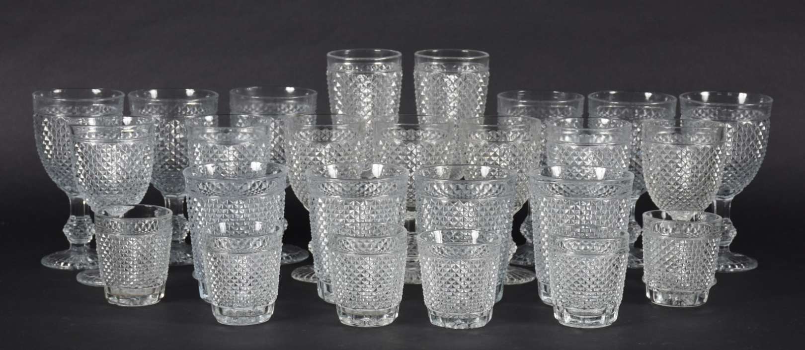Serviço de copos lapidação "bico de jaca" composto de:  2 flutes, 6 para licor, 4 para água, 7 para , foto 3 de 4